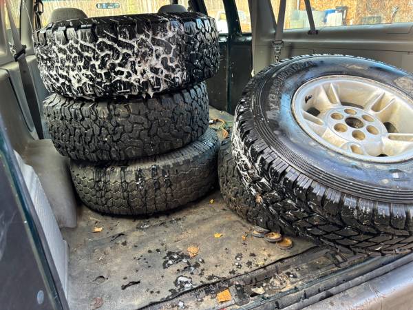 Tires and rims 31x10.50R15 1