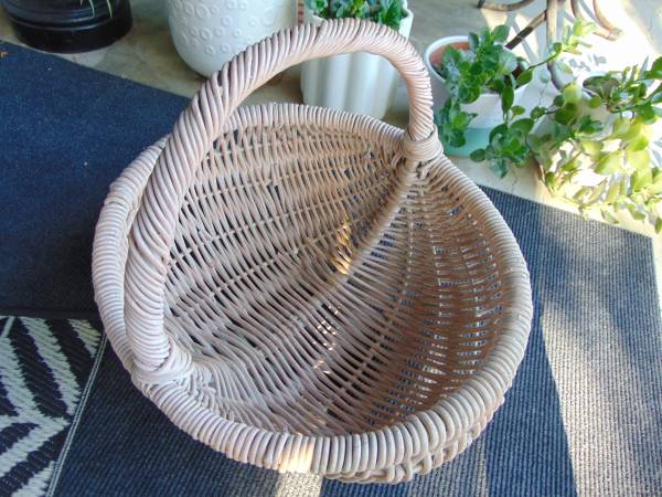 LARGE PINK BASKET w/HANDLE 1