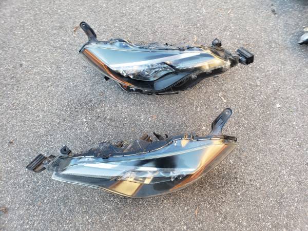 2017-2019 Toyota Collora XE XLE SXE headlights with light bulbs and accessories  1