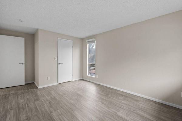 $1,899 / 2br - 880ft2 - Renovaciones Interiores Completas, Chimenea de Leña (Lynnwood)63688514512131123