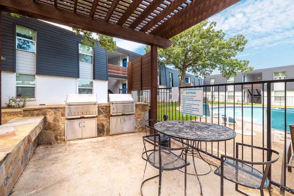 $1,400 / 2br - 950ft2 - On-Site Maintenance, Off-Street Parking, Playground (bedford,TX)63796578131971121