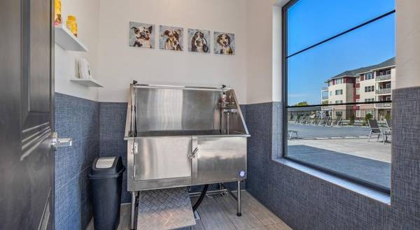 $1,850 / 2br - 1077ft2 - Pet-Friendly 2 BR with Private Balcony + Lavish Details (12000 W Fairview Ave. Boise, ID)63794945702657122