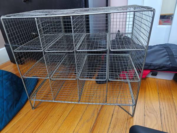 Wire mesh wine rack 1