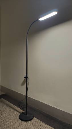 Lámpara de pie moderna Lumens / accesorio de luz LED con bombilla flexible - $100 (Washington DC)634712664341791225