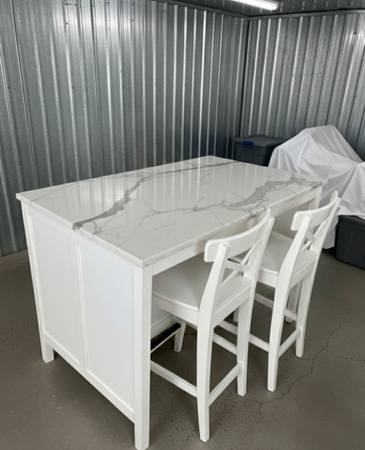 Kitchen island with chairs 1