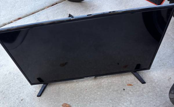 Sceptre 32" TV 1