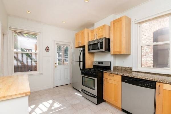 $3,100 / 1br - 821ft2 - Hermoso departamento de 1+ dormitorio en edificio histórico con balcón privado (Jamaica Hills|Jamaica Plain)63863135059841123