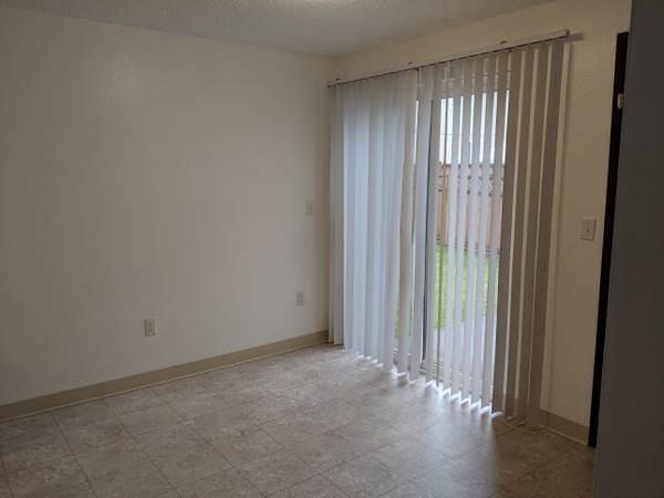 $1,995 / 2br - 1026ft2 - 2 Bedroom, 1.5 Bathroom Townhouse- Garage, Fenced Yard, W/D! (Spanaway)63850641087105124