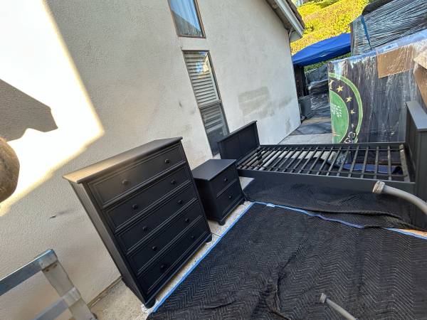 QUALITY COMPLETE WOODEN TWIN BEDROOM SET CAN DELIVER LOCAL IF NEEDED 1