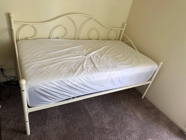 ** Daybed with Memory Foam Mattress - White metal frame ** 1