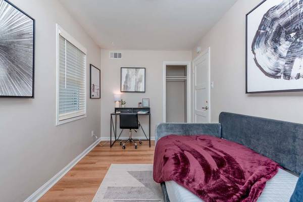 $1,460 / 2br - 721ft2 - Stainless-Steel Appliances, W/D, Wood Floors & More Upgrades (Burien)63688314764161124