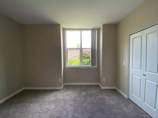 $1,594 / 1br - 695ft2 - Great 1 bed / 1 bath! We Love Pets! Ask about our Pet Policy (Portland - Close to Airport)64038885931651123