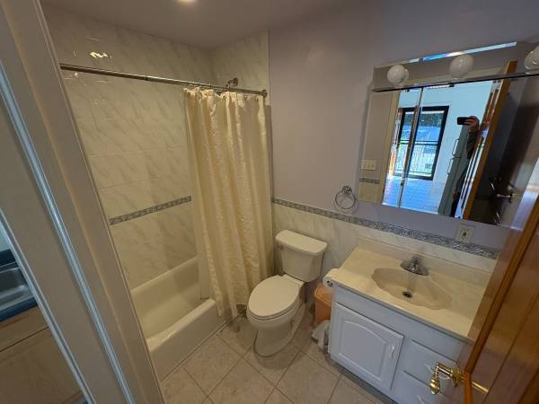 $1,050 / 1br - Bright 1 bed 1 bath First Month & one month security deposit. (Burlington, VT)63992935240707124