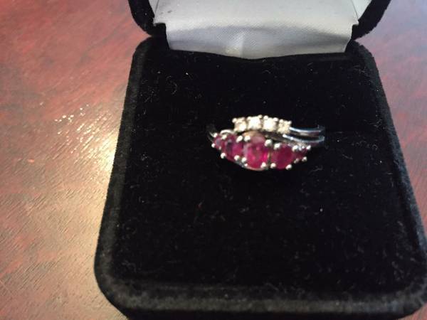 18K White Gold Ring (Size 7-8 ) with Beautiful Natural Diamonds & Ruby 1