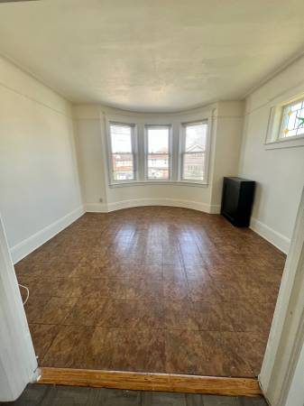 $2,700 / 3br - Amplio, 3 habitaciones + estudio/habitación de invitados, servicios incluidos, pisos de madera (Maspeth)63854193673987121
