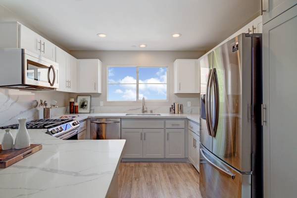 $2,649 / 2br - 957ft2 - Stylish 2BR Townhome Close to Shops- Tour Today ! (18005 W. Anne's Circle, Los Angeles, CA)63876593458051121