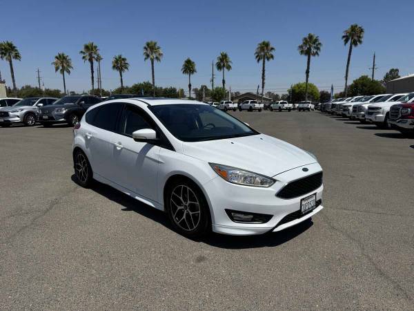 Ford Focus SE hatchback 2016 en blanco oxford - $6,999 (LLAME AL 916-525-7849 PARA DISPONIBILIDAD)63619131513731121