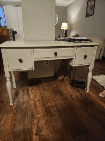 Vintage Solid Wood 3-Drawer Writing Desk – Dovetail Joinery – Early 20th Cen 1
