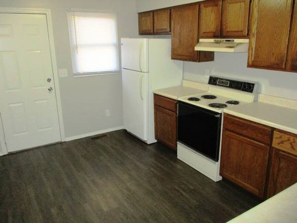 $1,025 / 2br - Acogedor de 2 habitaciones (704 N Golfcrest)63700527483393123