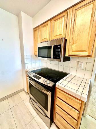 $2,750 / 1br - TOP-FLOOR + REMODELED and LARGE 1 bedroom blocks to Burlingame Avenue! (san mateo)63658096003075122