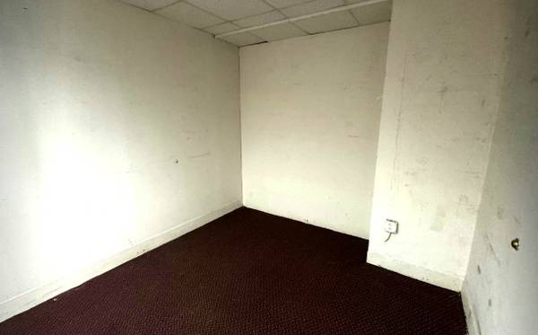 $2,940 / 700ft2 - Great small office space on Broadway in prime Downtown building! (Downtown)63689591396481124