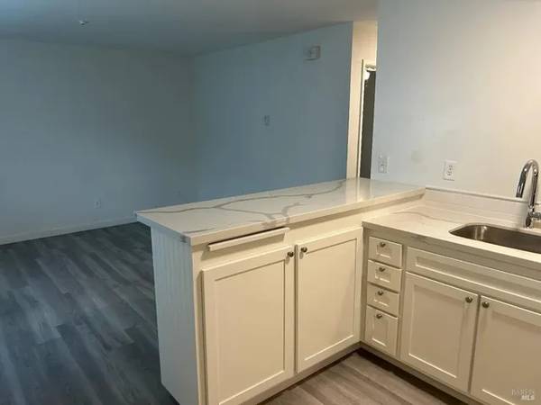 $1,300 / 2br - */--Absolutely gorgeous 2BR+1BA Apartment - Near Downtown Petaluma!!!! (Downtown Petaluma)63664185685121123
