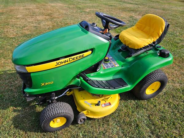 John Deere X300 Lawn Tractor Riding Mower 42" Deck Fully Serviced 1
