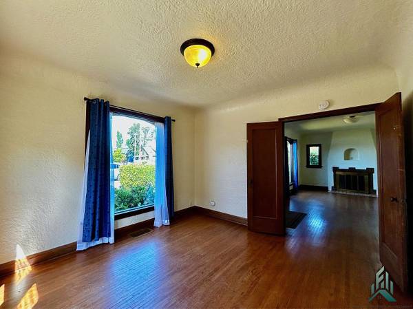 $1,850 / 1600ft2 - Great home downtown business with signage (Lebanon)63624787740161122