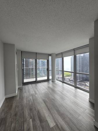 $2,250 / 1br - 787ft2 - Great 1 bed with washer/dryer in unit, hardwood floors and heated pool (Lakeshore East)64041808371971120