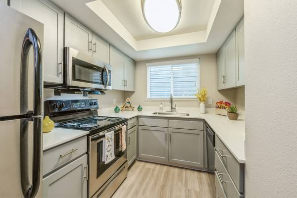$1,935 / 2br - 978ft2 - One month free! Bright living space, nearby trails, private balcony (Portland, Beaverton, Tigard, Murray Hill)63956504585858123