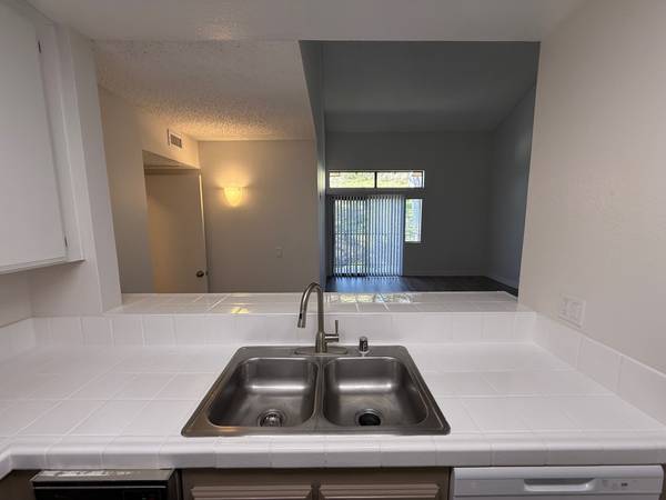 $2,810 / 2br - 1092ft2 - Move In Special! 1month FREE RENT! Spacious 2x2 -With Garage Parking! (Clairemont)64037223799555124