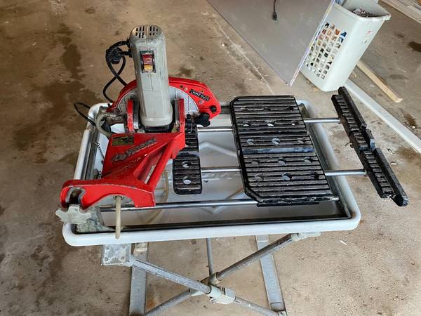 Husky wet saw ( 7 In. Wet Tile Saw w/ Laser and Stand ) - 1