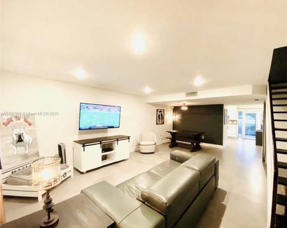 $3,225 / 3br - 1802ft2 - Stunning Lakefront 3-Bedroom Townhome in Flamingo Villas, Pembroke Pin (Pembroke Pines)64051003010946122