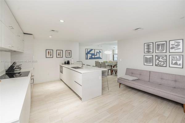 $6,750 / 2br - 1155ft2 - Stylish 2-bedroom Condo in Brickell, Miami (Miami)64051003664643123