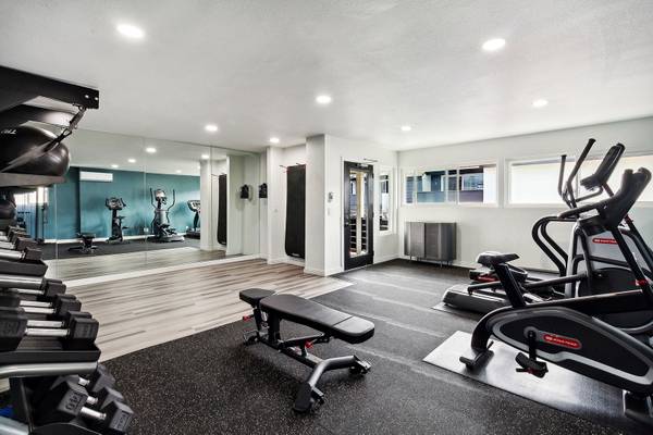 $2,845 / 2 dormitorios - 840 pies² - Cuatro piscinas, solárium, seis centros de lavandería (6363 Beadnell Way, San Diego, CA)63657123730817124