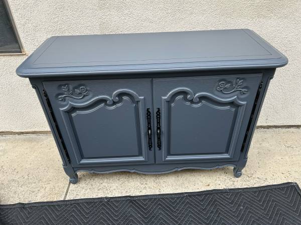 BEAUTIFUL OLD WORLD OAK SIDEBOARD/TV CABINET CAN DELIVER LOCAL IF NEEDED 1