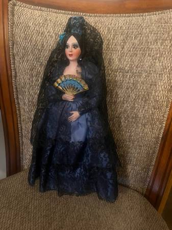 Vintage 12” Spanish Señorita Black Lace Fan 1