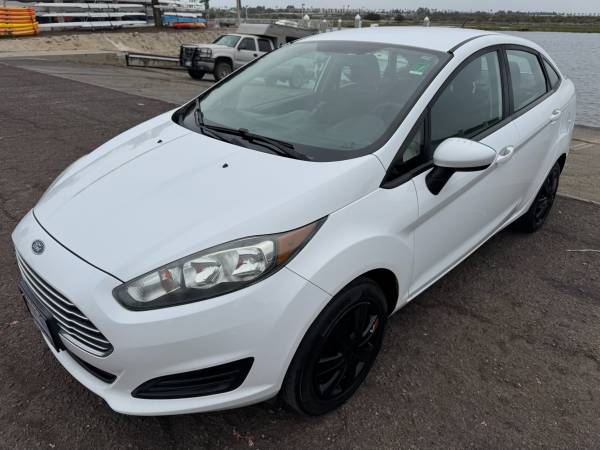 2016 Ford Fiesta S "transmisión manual de 5 velocidades, bajos 124 mil km" - $3,999 (5 W 18th st. ste F National City)63440694316931122