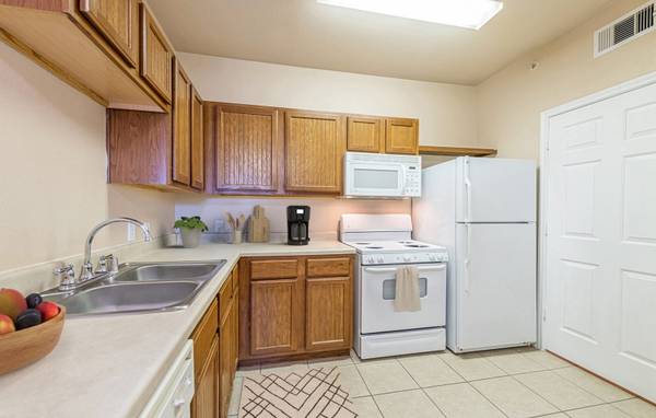 $1,306 / 2br - 950ft2 - Enjoy spectacular views from your beautiful 950 Sq Ft, 2 BR, 1 BA (Pasadena - Battleship TEXAS State Historic Site)63906679805186124