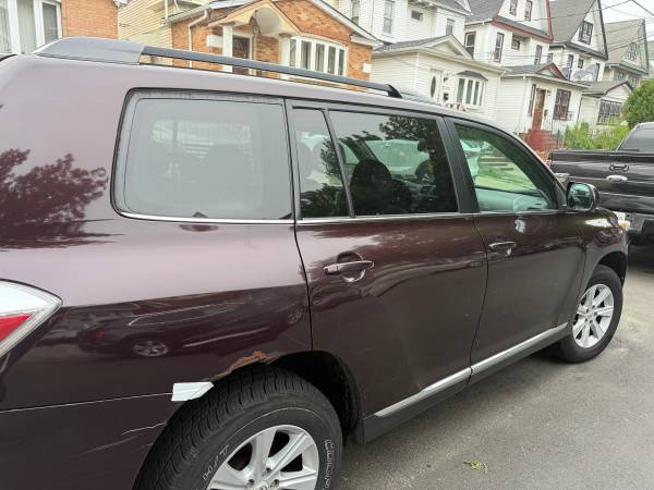 2012 Toyota Highlander SE 4X4 3.5L V6 - $8,750 (Briarwood)63486600800129122