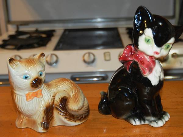 Two Vintage Porcelain Kitties 1