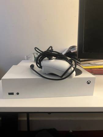 Xbox One S + Wired Controller 1