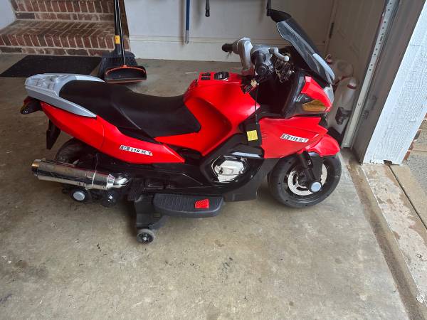 Blazin' Wheels 12V Battery Operated Ride-on Motorcycle - Unisex Item 1