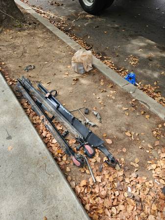 Curb Alert: Yakima Roof Rack 1