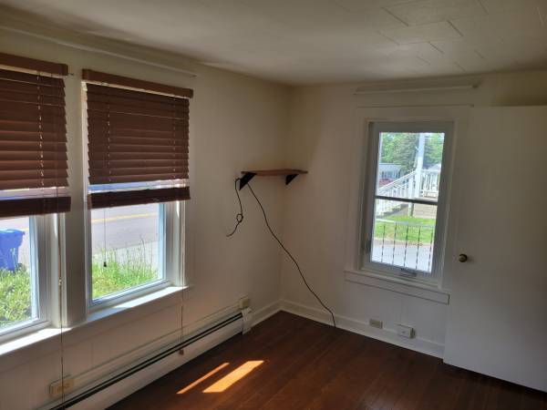 $2,565 / 3br - 950ft2 - 2-3 bedroom unit with Laundry & 2 off-street parking spots (Winooski)63784663137409123