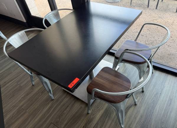AUCTION Rectangular Table on Pedestal Base 48" x 30" w/ 4 Metal Chairs 1