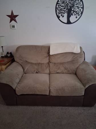 Like new love seat 1