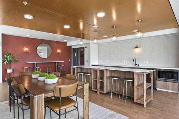 $2,072 / 1hab - 707ft2 - Terraza al aire libre de 1,200 pies cuadrados, patios, almacenamiento adicional en el lugar (Interbay)63688514705921124
