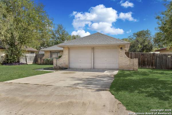 Charming and Attractive Home in San Antonio. 3 Beds, 2 Baths 1