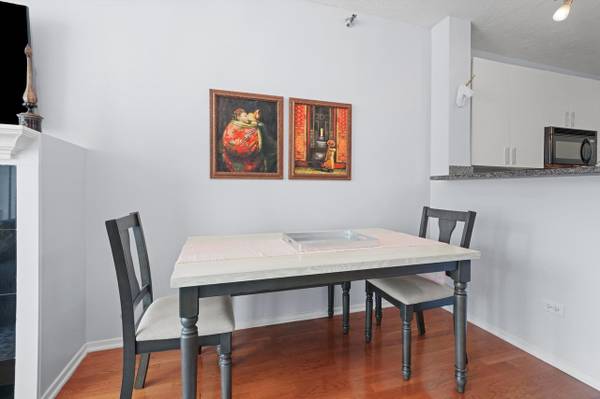 $2,074 / 1br - 1 bedroom / bath with updated kitchen has an expansive breakfast bar (Chicago)63960014437506123